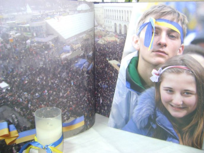 У Мукачеві експонується виставка книги, яка присвячена Революції Гідності – 02