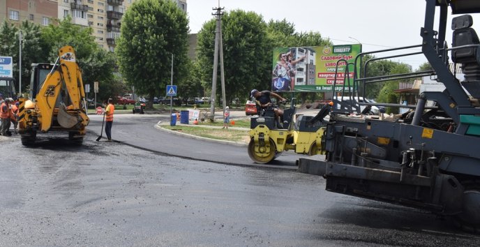В Ужгороді асфальтують перехрестя вулиць Перемоги – Легоцького – 05