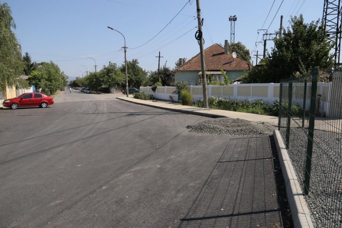 На одній із мукачівських вулиць завершують благоустрій території – 06