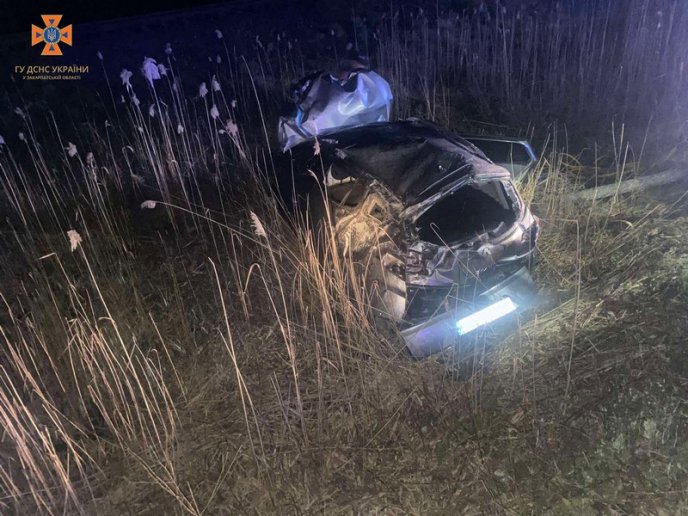 Вночі на залізничному переїзді сталась ДТП. Людей визволяли з понівеченого авто – 03