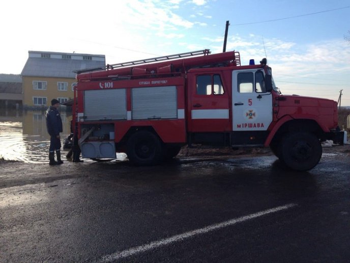 На трасі Київ-Чоп облаштували тимчасову дамбу – 01