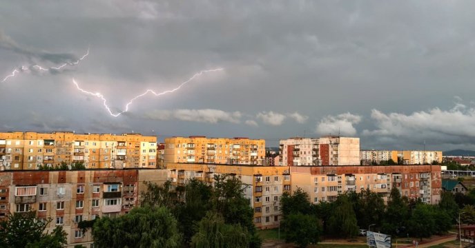 Гроза над Ужгородом: у мережі показали світлини блискавок – 01