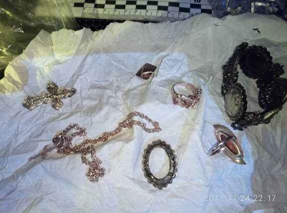 Чоловіки зі Львівщини намагалися ввезти на Закарпаття наркотики, набої та відмички – 07