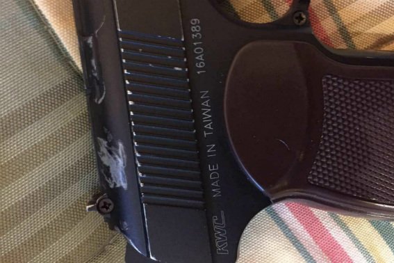 Чоловік регулярно крав у підлітків телефони, погрожуючи їм пістолетом – 03