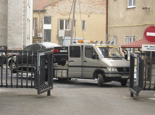 Сьогодні вранці на парковці Ужгородського міськвиконкому горів службовий автомобіль – 01 Сьогодні вранці на парковці Ужгородського міськвиконкому горів службовий автомобіль – 01