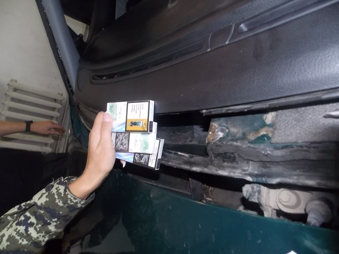 Закарпатські прикордонники виявили в автомобілі українця контрабандні сигарети – 02
