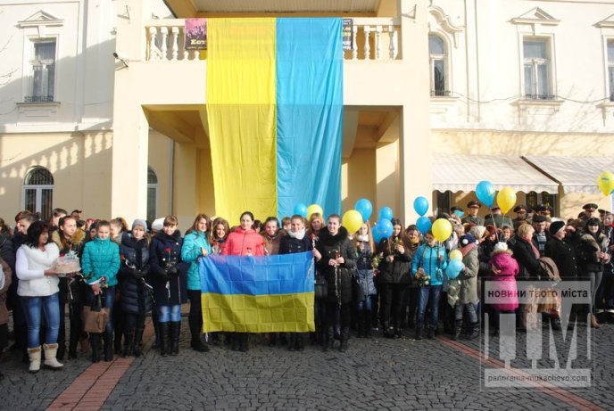 У Мукачеві з оплесками зустрічали героїв-бійців 128-ої бригади (ФОТОРЕПОРТАЖ) – 14
