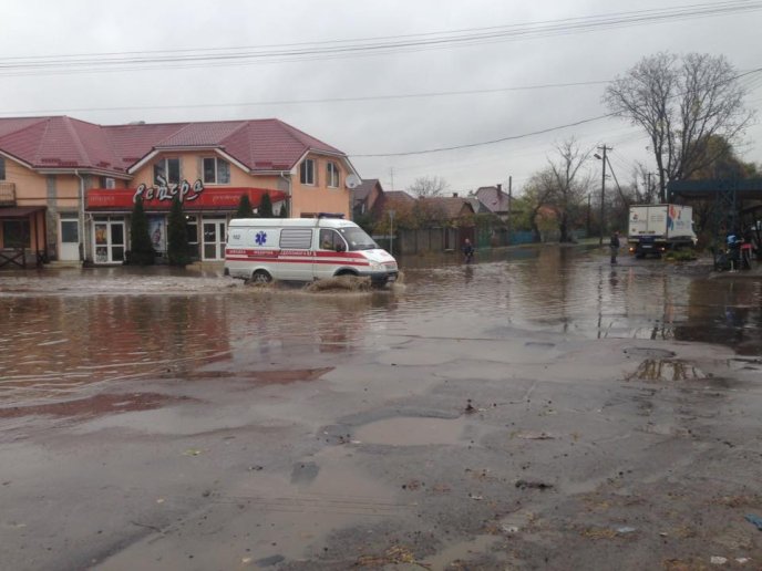 "Треба човен": як виглядає підтоплений мікрорайон Радванка в Ужгороді – 04