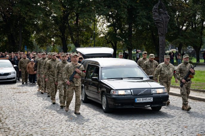 Залишилися дружина і двоє синів: на Закарпатті поховали Героя – 07