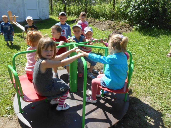 У селі Розтоки встановили новий майданчик для дитсадка  – 02 У селі Розтоки встановили новий майданчик для дитсадка  – 02