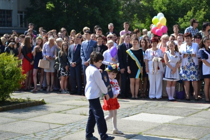 Ужгородські випускники теж станцювали вальс (ФОТО) – 07