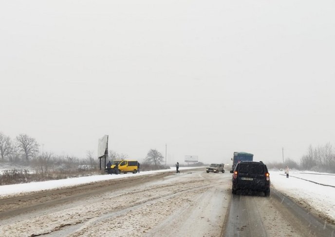 На засніженій дорозі зіткнулись мікроавтобус і легковик – 05