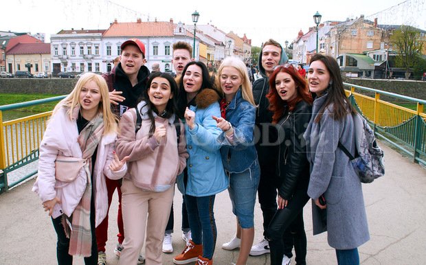 Ужгородом прогулялись актори серіалу "Школа" – 08