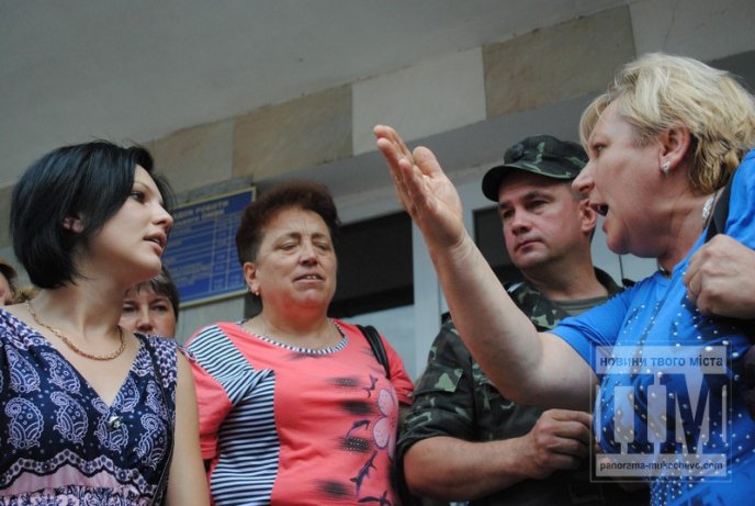 Сьогодні Мукачево мітингувало: сотні жінок перекрили дорогу та вимагали не забирати чоловіків у армію (ФОТО) – 25