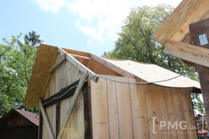 Збудовані до фестивалю "Червене вино" будиночки у парку "Перемога" руйнуються на очах – 16