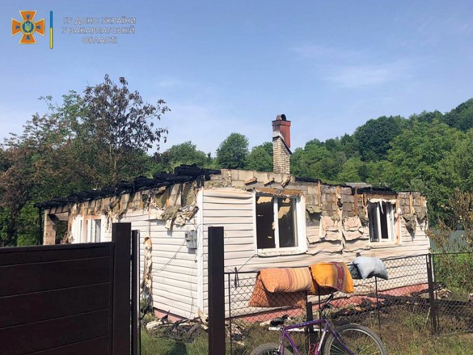 Кинулася будити дітей і матір: рано-вранці спалахнула пожежа – 04