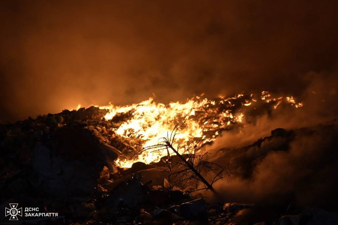 На Закарпатті з учора гасять значну пожежу: людям в окрузі радять зачинити вікна – 03