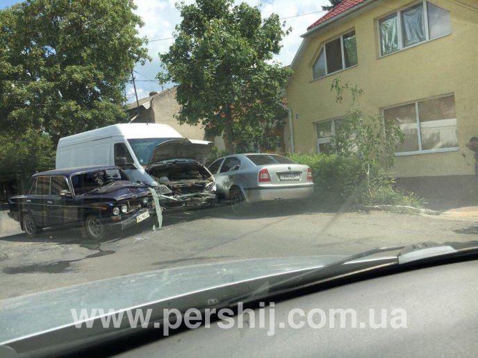 У Берегові зіткнулись "ВАЗ" та "Mercedes Sprinter" – 03