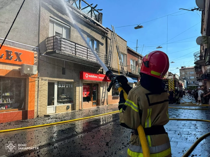 Пожежа у Мукачеві: рятувальники розповіли, чи є постраждалі – 01 Пожежа у Мукачеві: рятувальники розповіли, чи є постраждалі – 01