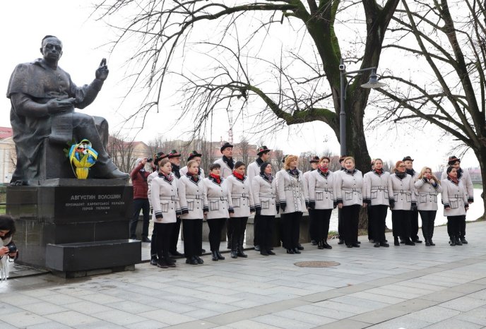 В Ужгороді відбулося покладання квітів з нагоди Дня Соборності України – 01 В Ужгороді відбулося покладання квітів з нагоди Дня Соборності України – 01
