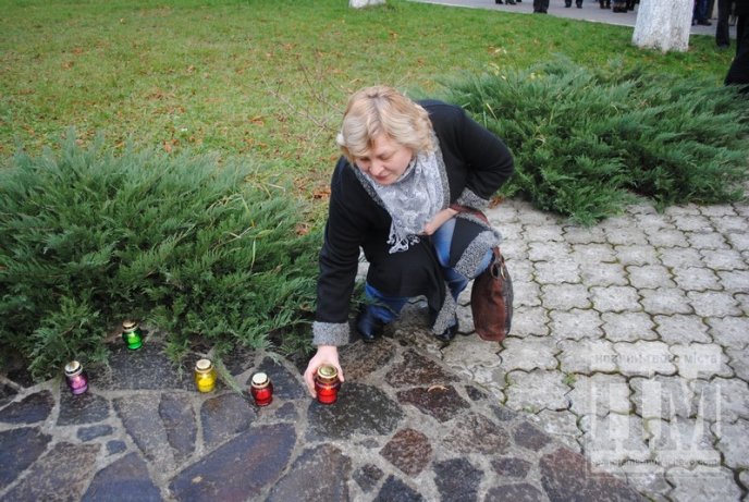 Мукачівці помолились за невинних жертв Голодомору 1932-33-х років (ФОТОРЕПОРТАЖ) – 05 Мукачівці помолились за невинних жертв Голодомору 1932-33-х років (ФОТОРЕПОРТАЖ) – 05