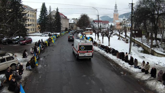 Продовжують воювати брат і батько: одна з громад Закарпаття попрощалася із Героєм – 04