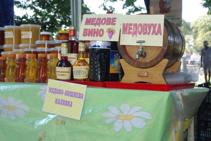 В Ужгороді ласують солодким продуктом на "Медовому Спасі" (ФОТОРЕПОРТАЖ) – 10