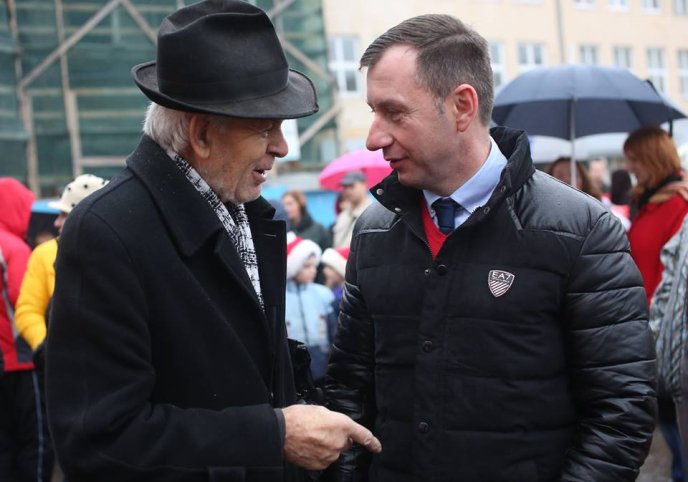 В Ужгороді "католицькі" миколайчики привітали містян зі святом – 01