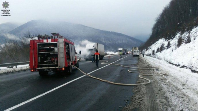 У Нижніх Воротах під час руху загорілася вантажівка – 01