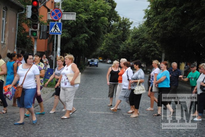 Сьогодні Мукачево мітингувало: сотні жінок перекрили дорогу та вимагали не забирати чоловіків у армію (ФОТО) – 36