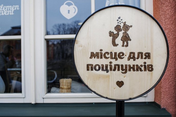 В Ужгороді з’явилося місце для поцілунків – "лавиця кохання" – 01