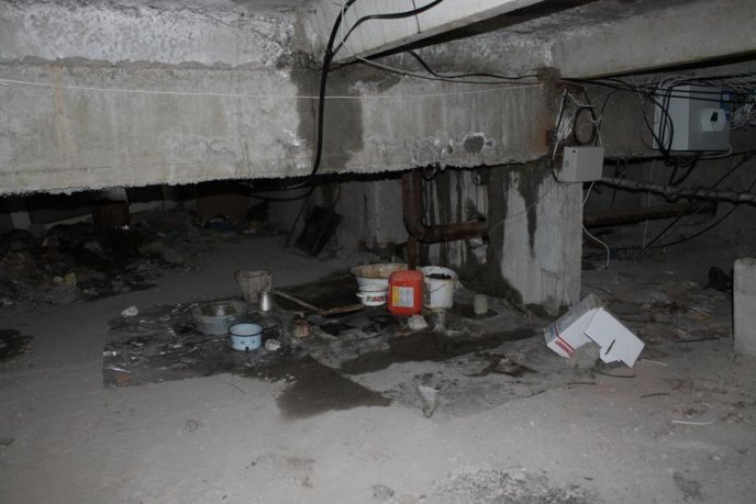 Мешканці мукачівської багатоповерхівки по вулиці Гойди кожну зливу зустрічають з тазиками та відрами (ФОТО)  – 05