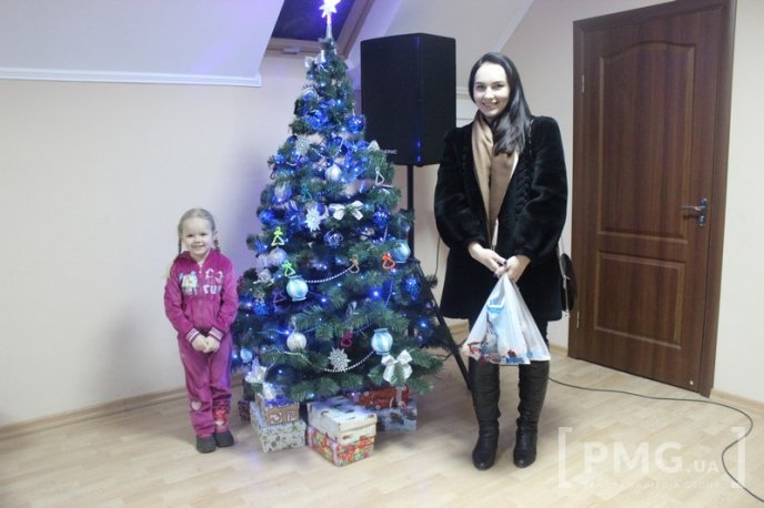 Мукачівські благодійники завітали з подарунками до маленьких переселенців – 05