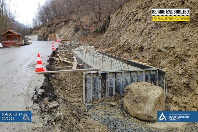 На Рахівщині укріплюють гору конструкціями рекордних розмірів  – 04