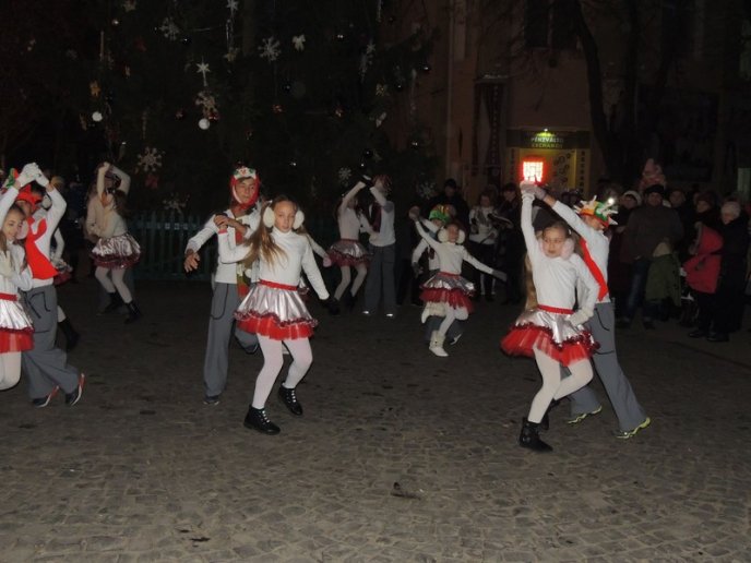 У Берегові урочисто засяяла новорічна ялинка та відкрилась ковзанка – 14