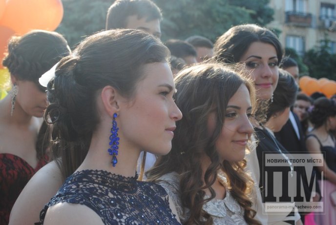 У центрі Мукачева відбувся урочистий парад випускників (ФОТО) – 19