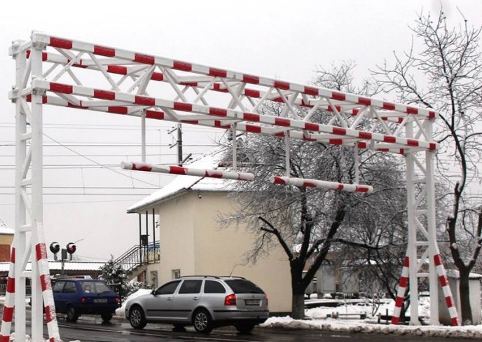 У Мукачеві встановили два обмежувачі руху вантажного транспорту – 05