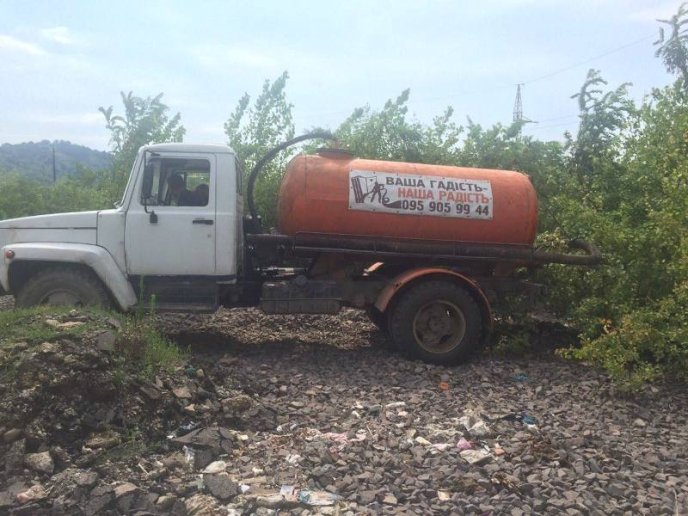Водій одного із підприємств зливав нечистоти на окраїні Мукачева – 01