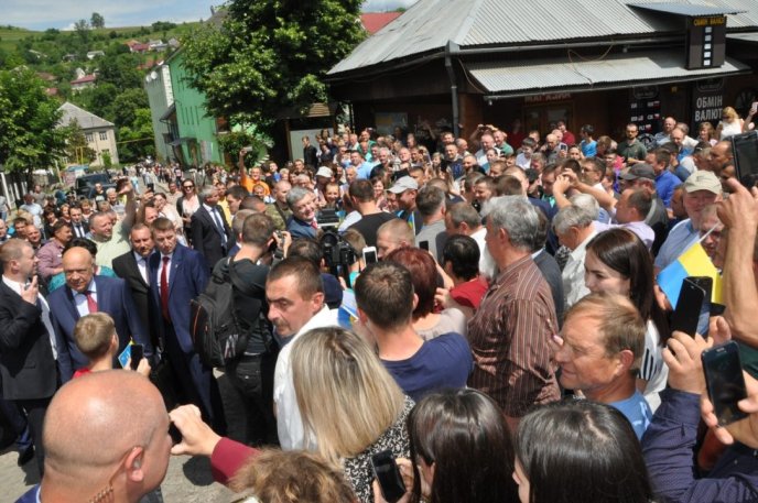 Порошенка у Воловці прийшли побачити кілька сотень людей – 03
