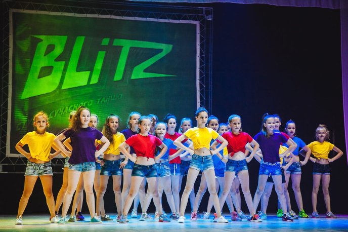 В Ужгороді студія сучасного танцю «Бліц» провела звітний концерт – 17