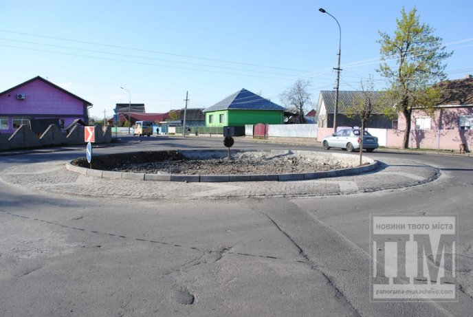 Кільцева розв’язка на перехресті вулиць Франка та Токаря обійшлася Мукачеву у понад півмільйона гривень (ФОТО) – 02