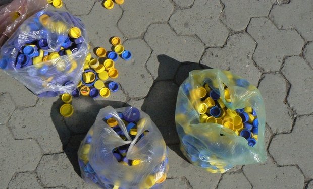 У центрі Ужгорода з кришок утворили прапор України – 01 У центрі Ужгорода з кришок утворили прапор України – 01
