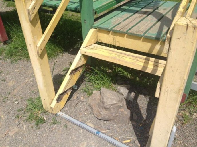 У Хусті після посиденьок вандали залишили купу сміття та зламані конструкції на дитмайданчику – 04