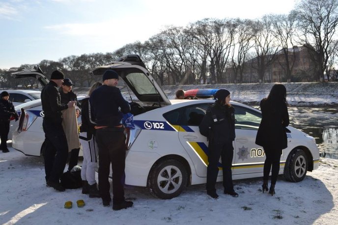 Патрульні поліцейські занурились у холодний Уж – 05