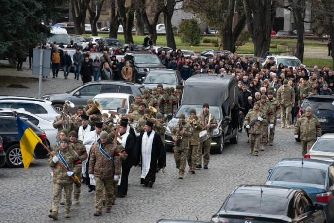 Закарпатці провели в останню путь вчителя, який загинув на війні – 04