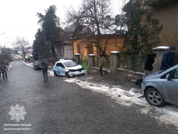 За півдня в Ужгороді і Мукачеві зафіксували 14 аварій – 07