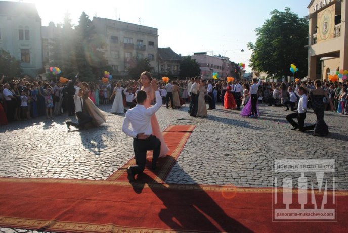 У центрі Мукачева відбувся урочистий парад випускників (ФОТО) – 39