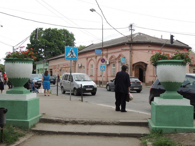 У центрі Берегова почали розфарбовувати вазони (ФОТО) – 01