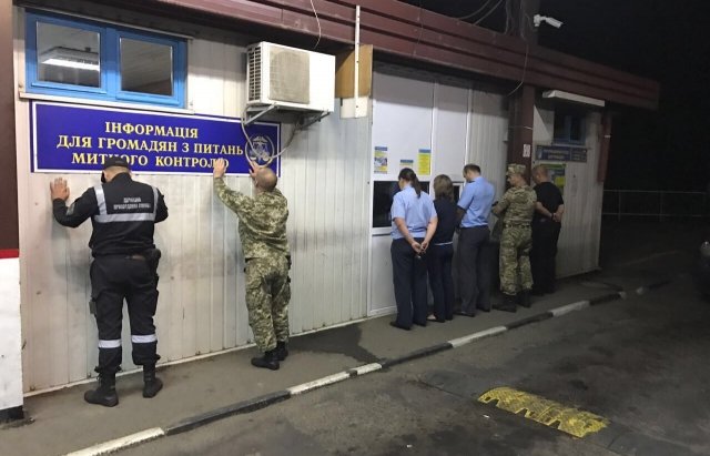 Спецоперація на митному посту: на хабарі спіймали заступника начальника МП «Вилок» – 05