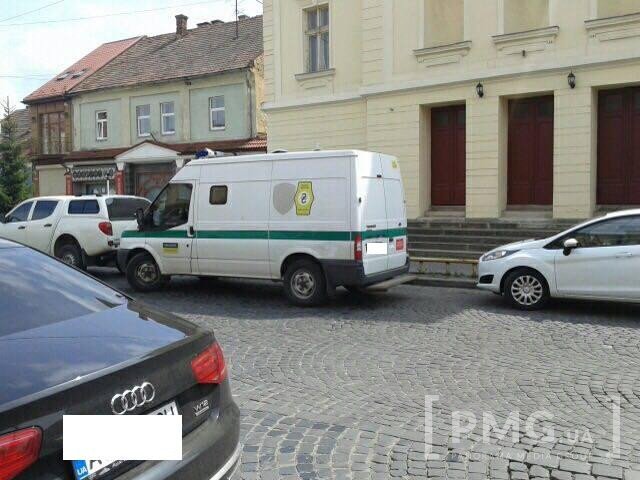 Незначна ДТП біля ратуші: іномарка зачепила автомобіль інкасаторів "Ощадбанку" – 02